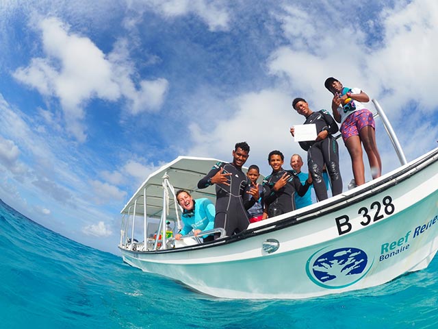 PC240926-1536x1152 Jong Bonaire students and RRFB team before the dive